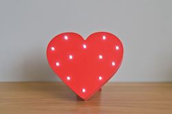 Rødt hjerte med LED lys